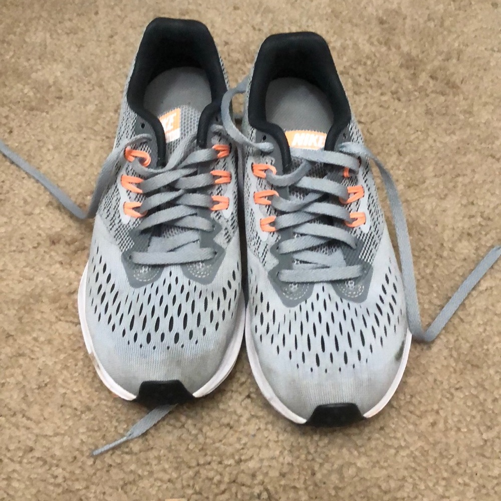 Tennis shoes